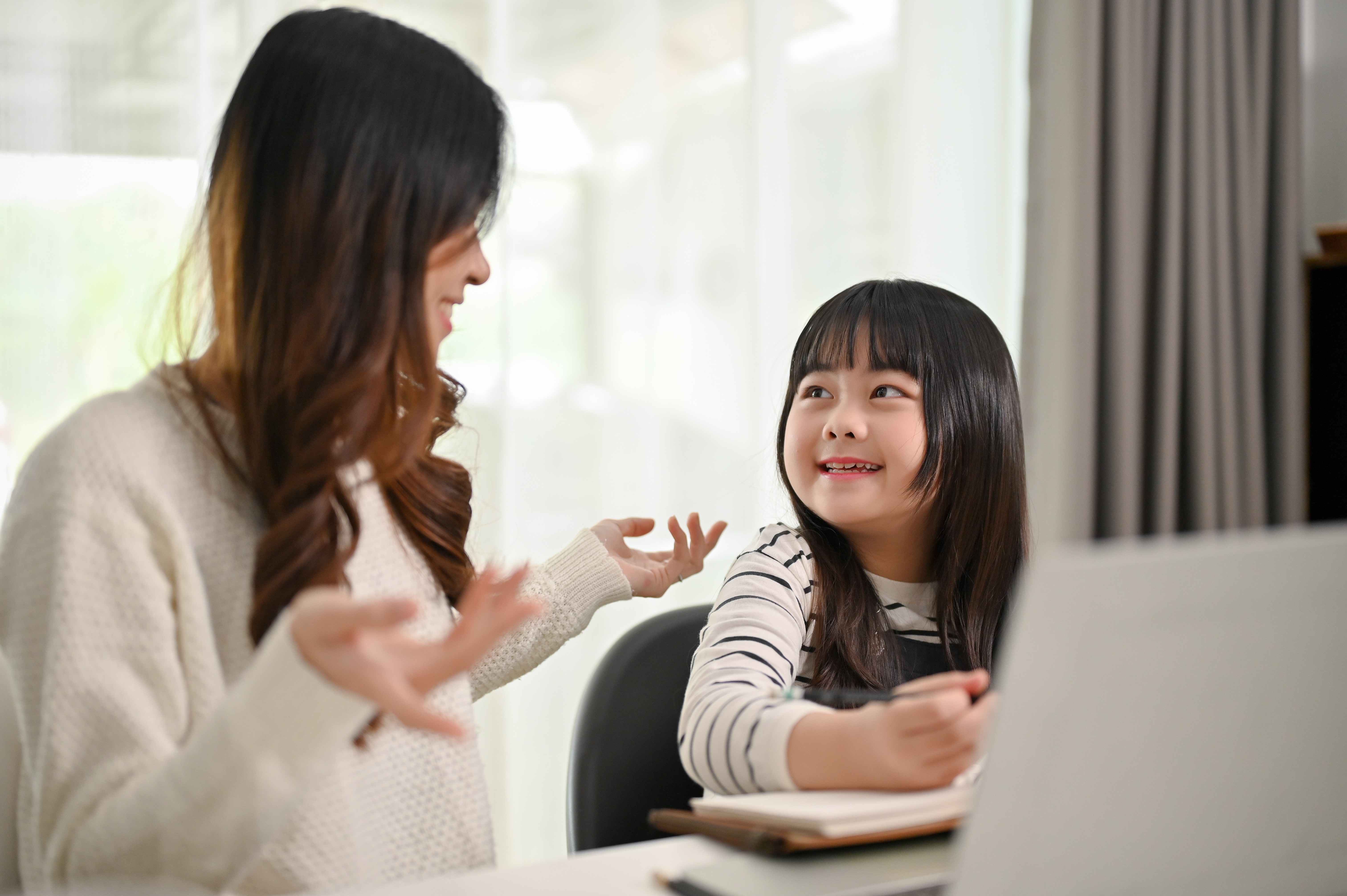 anak banyak bertanya, cara menghadapi anak ingin tahu, perkembangan kognitif anak, cara menjawab pertanyaan anak, parenting anak usia dini, Bunda, si Kecil